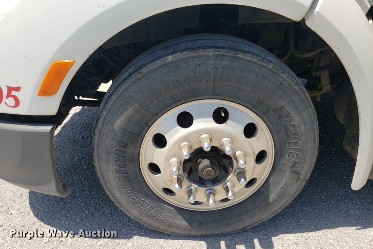 image for item DO2972 2016 Peterbuilt 579  semi truck