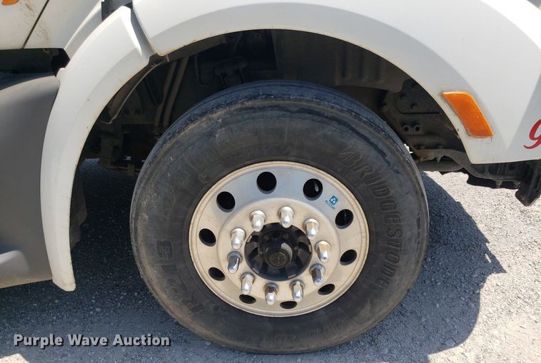 image for item DO2972 2016 Peterbuilt 579  semi truck