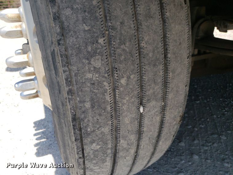 image for item DO2972 2016 Peterbuilt 579  semi truck