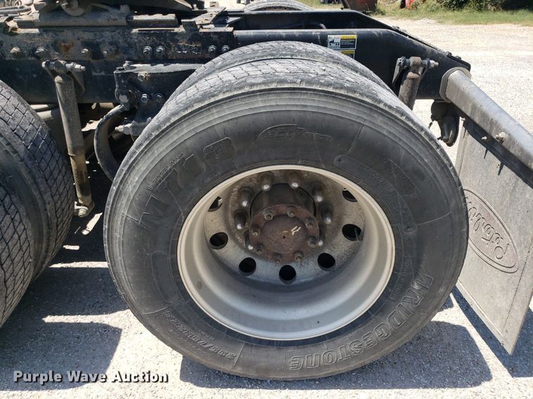 image for item DO2972 2016 Peterbuilt 579  semi truck