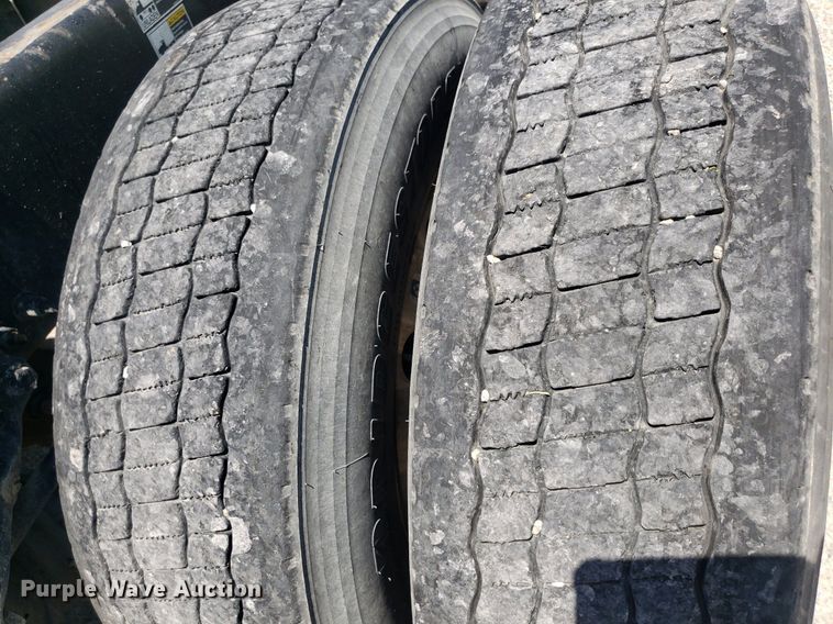 image for item DO2972 2016 Peterbuilt 579  semi truck