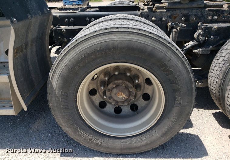 image for item DO2972 2016 Peterbuilt 579  semi truck