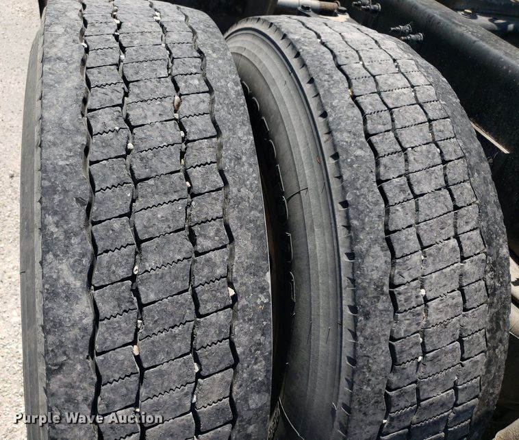 image for item DO2972 2016 Peterbuilt 579  semi truck