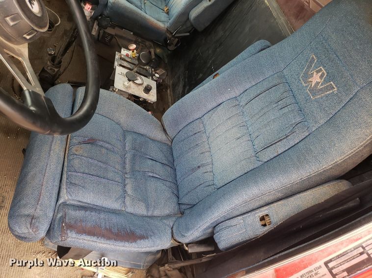 image for item DO3046 1999 Western Star 4900  dump truck