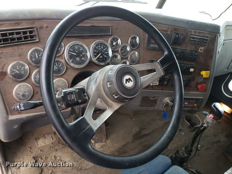 image for item DO3046 1999 Western Star 4900  dump truck