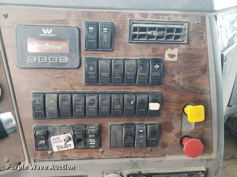 image for item DO3046 1999 Western Star 4900  dump truck