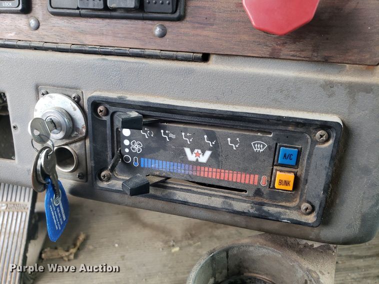 image for item DO3046 1999 Western Star 4900  dump truck