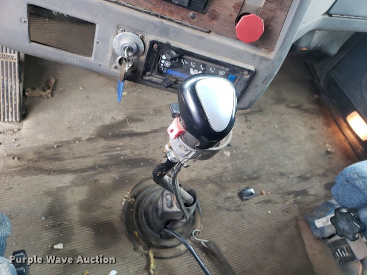 image for item DO3046 1999 Western Star 4900  dump truck