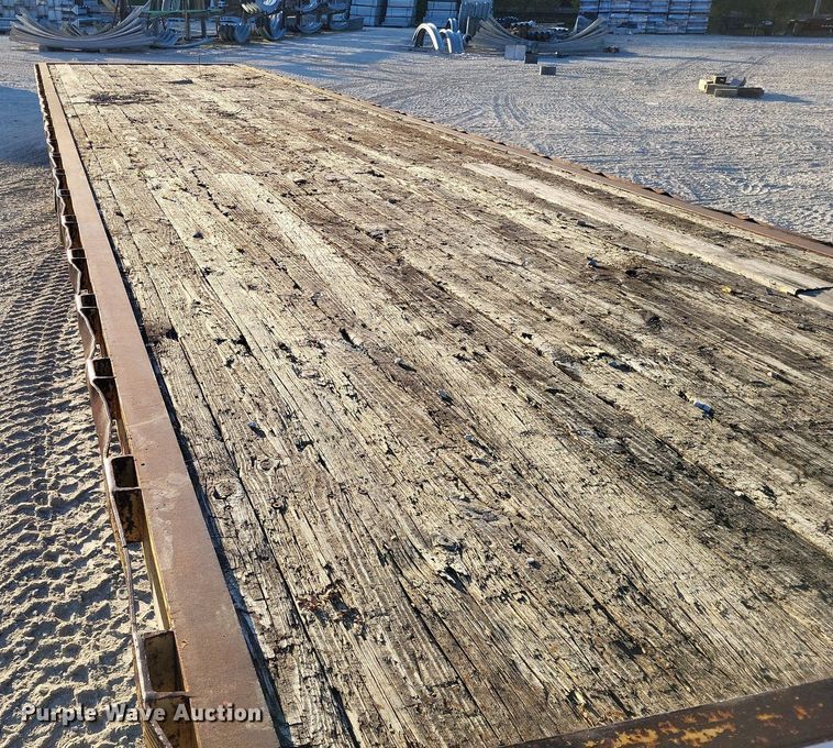 image for item DO3633 2002 Hurst 1H9  equipment trailer