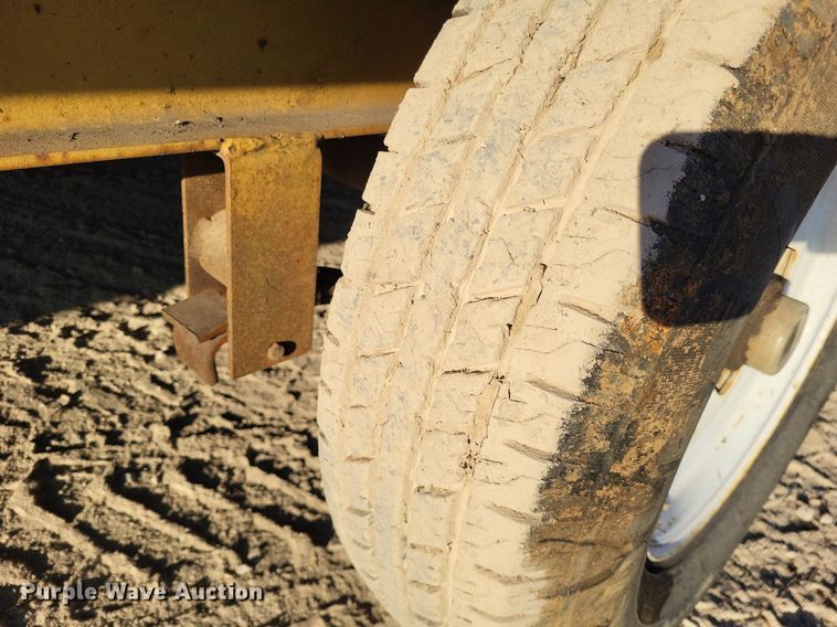 image for item DO3633 2002 Hurst 1H9  equipment trailer