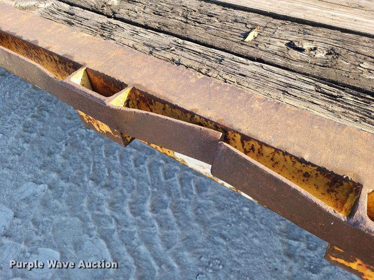 image for item DO3633 2002 Hurst 1H9  equipment trailer