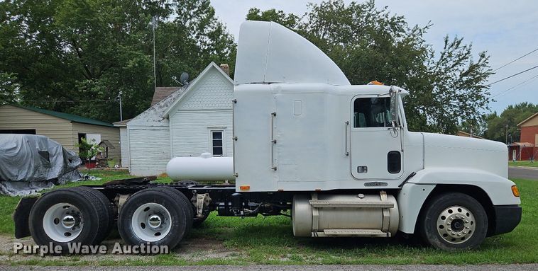 image for item DP2307 1993 Freightliner FLD120  semi truck