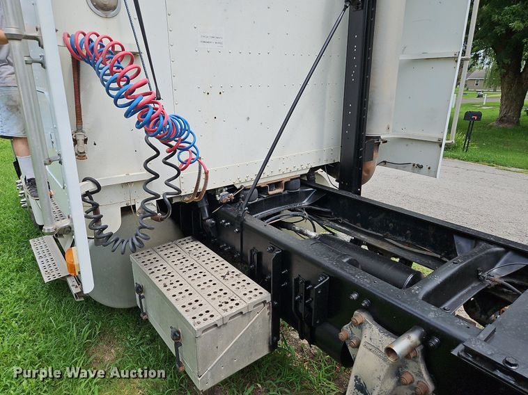 image for item DP2307 1993 Freightliner FLD120  semi truck