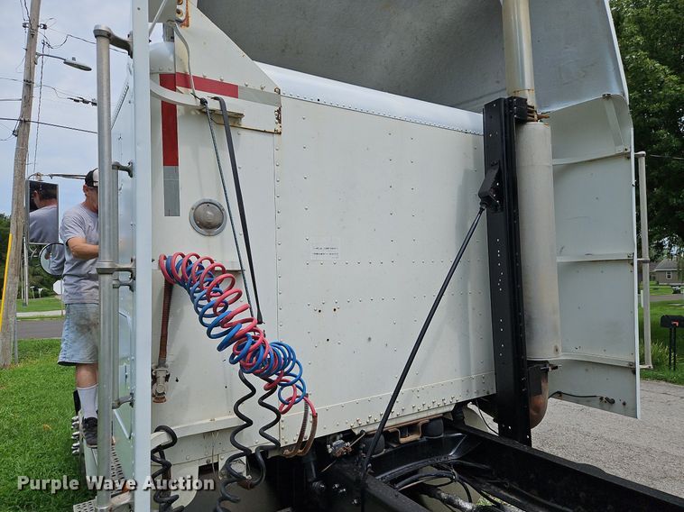 image for item DP2307 1993 Freightliner FLD120  semi truck