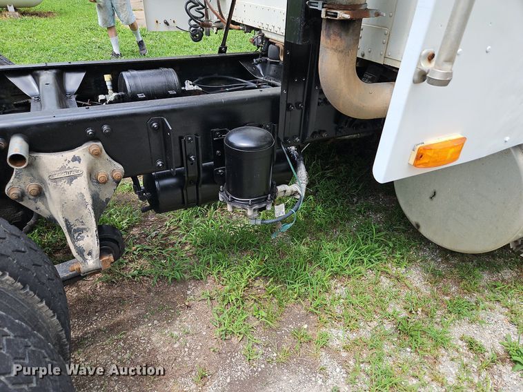 image for item DP2307 1993 Freightliner FLD120  semi truck