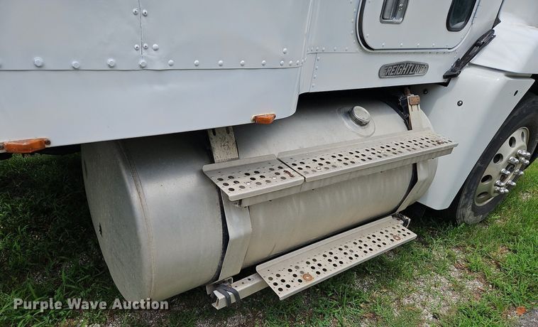 image for item DP2307 1993 Freightliner FLD120  semi truck