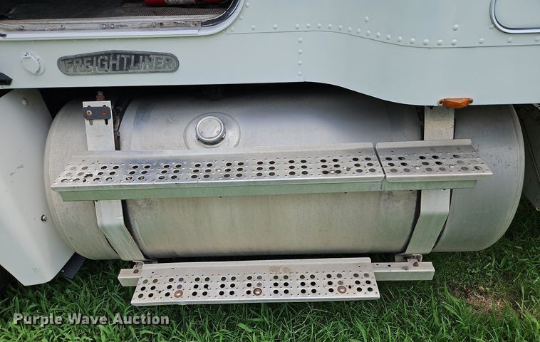 image for item DP2307 1993 Freightliner FLD120  semi truck