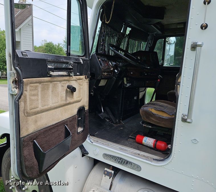 image for item DP2307 1993 Freightliner FLD120  semi truck