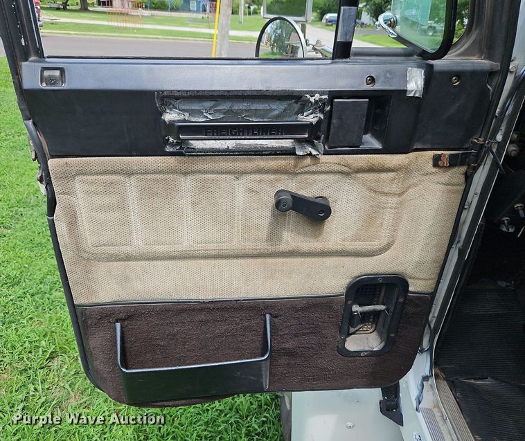 image for item DP2307 1993 Freightliner FLD120  semi truck