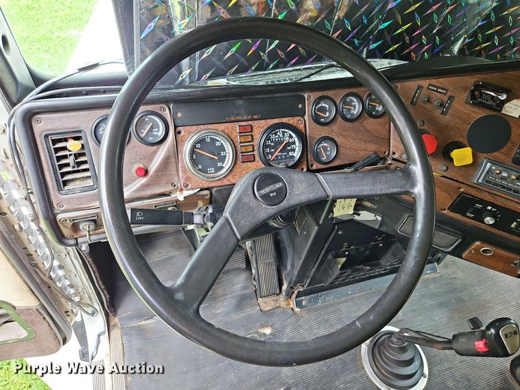 image for item DP2307 1993 Freightliner FLD120  semi truck