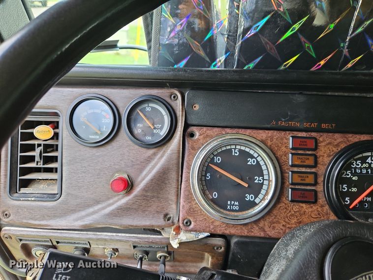 image for item DP2307 1993 Freightliner FLD120  semi truck