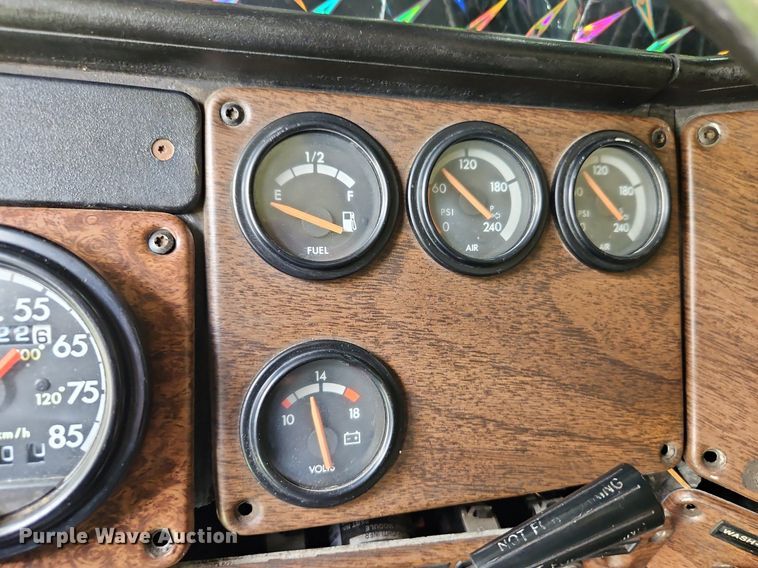 image for item DP2307 1993 Freightliner FLD120  semi truck