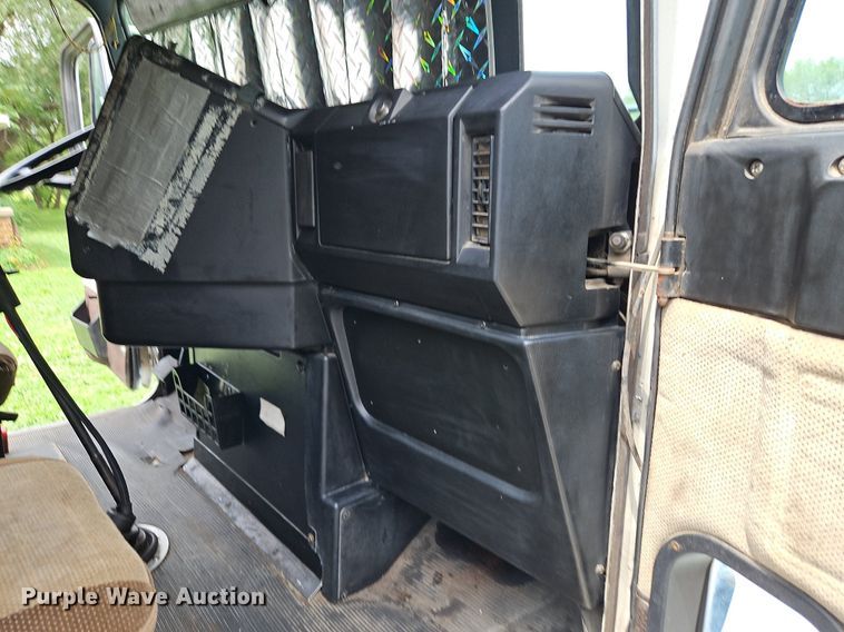 image for item DP2307 1993 Freightliner FLD120  semi truck