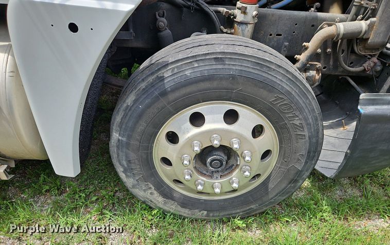 image for item DP2307 1993 Freightliner FLD120  semi truck