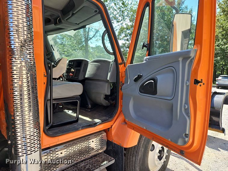 image for item DP2308 2006 International 7400  dump truck