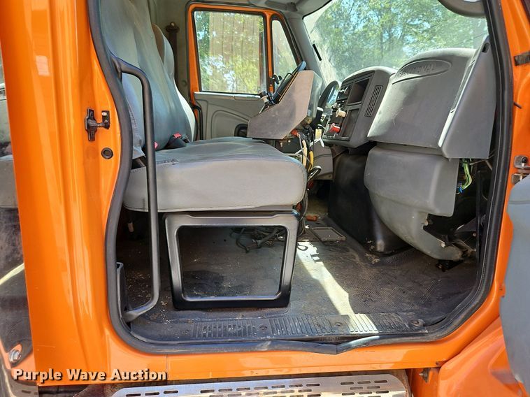 image for item DP2308 2006 International 7400  dump truck