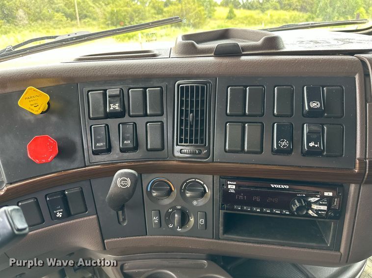 image for item DP3166 2017 Volvo VNL  semi truck