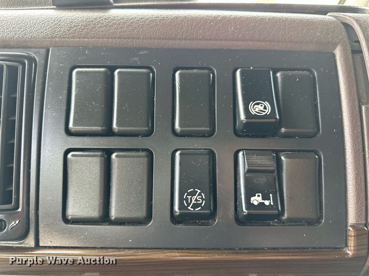 image for item DP3166 2017 Volvo VNL  semi truck