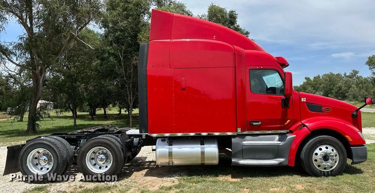 image for item DP3167 2017 Peterbilt 579  semi truck