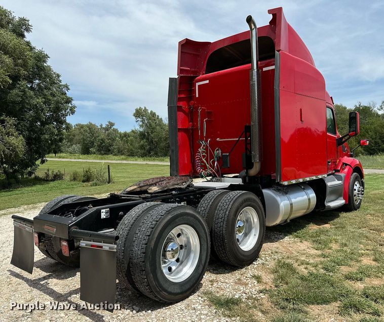 image for item DP3167 2017 Peterbilt 579  semi truck