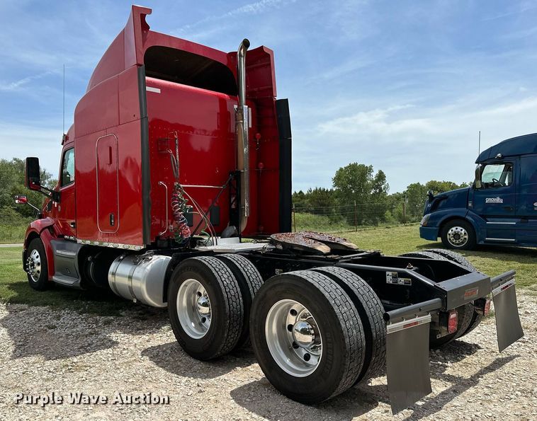 image for item DP3167 2017 Peterbilt 579  semi truck