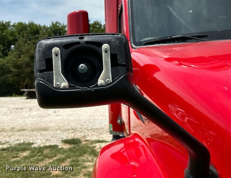 image for item DP3167 2017 Peterbilt 579  semi truck