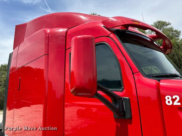 image for item DP3167 2017 Peterbilt 579  semi truck