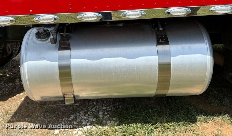 image for item DP3167 2017 Peterbilt 579  semi truck