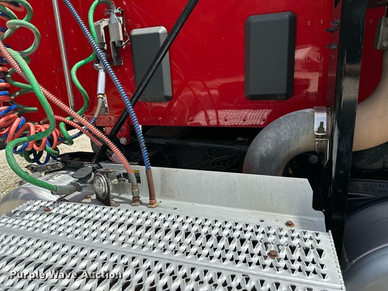 image for item DP3167 2017 Peterbilt 579  semi truck