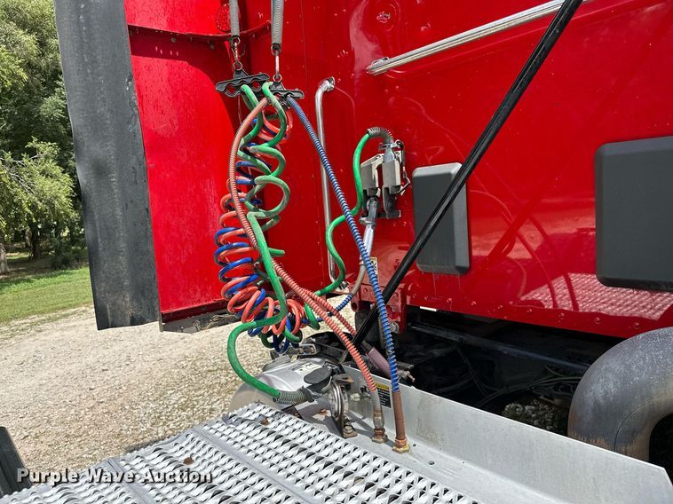 image for item DP3167 2017 Peterbilt 579  semi truck