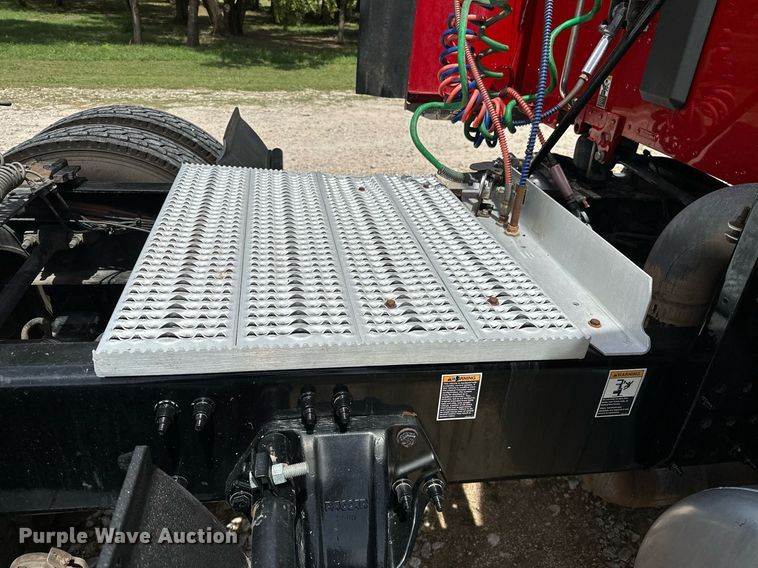 image for item DP3167 2017 Peterbilt 579  semi truck