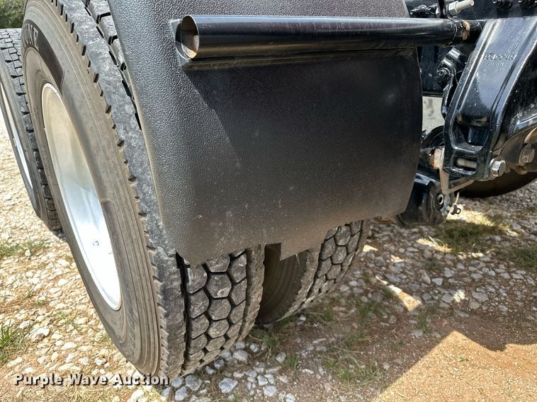 image for item DP3167 2017 Peterbilt 579  semi truck