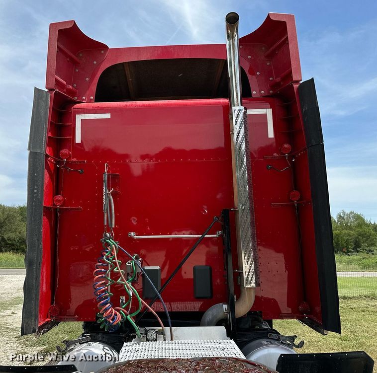 image for item DP3167 2017 Peterbilt 579  semi truck