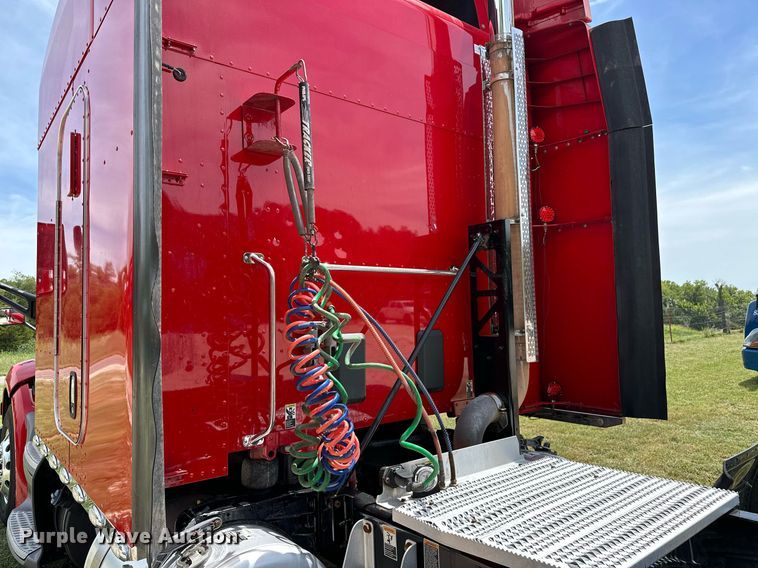image for item DP3167 2017 Peterbilt 579  semi truck