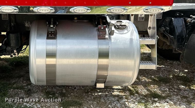 image for item DP3167 2017 Peterbilt 579  semi truck