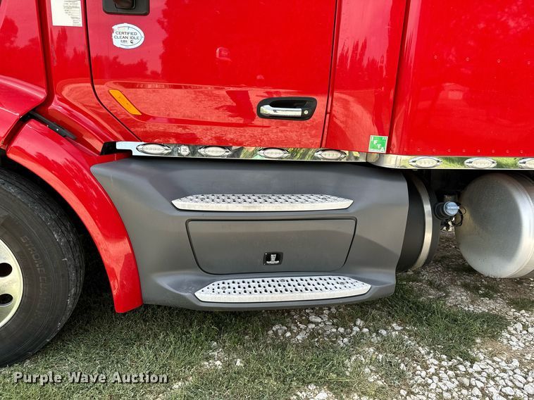 image for item DP3167 2017 Peterbilt 579  semi truck