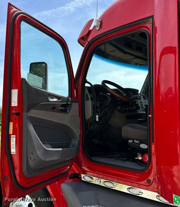 image for item DP3167 2017 Peterbilt 579  semi truck