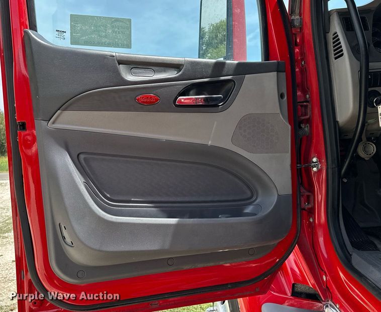 image for item DP3167 2017 Peterbilt 579  semi truck