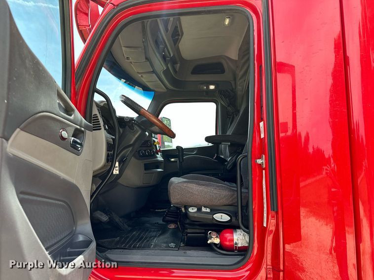 image for item DP3167 2017 Peterbilt 579  semi truck