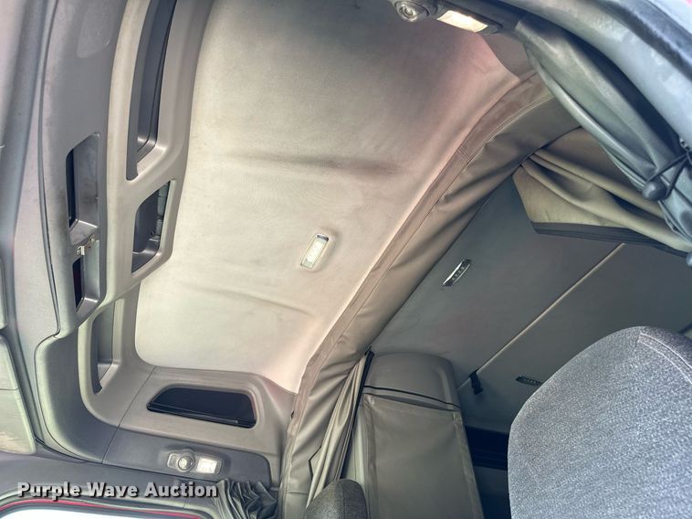 image for item DP3167 2017 Peterbilt 579  semi truck